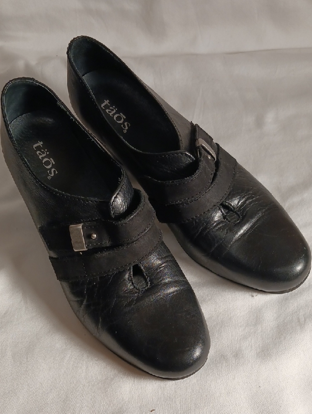 Taos Salto Black Leather Pump Heels EUC